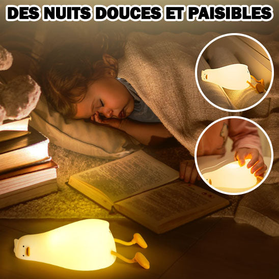 Fillette couchee avec veilleuse bebe