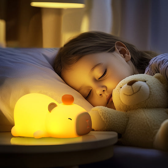 fillette endormie avec veilleuse bebe capy