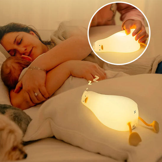maman et bebe dorment avec veilleuse bebe