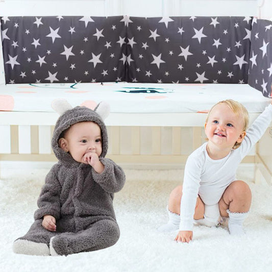 Deux enfants jouent tour de lit bébé protège