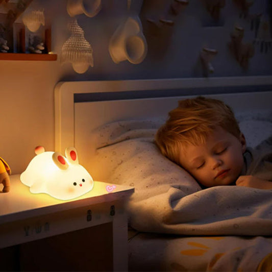enfant dort avec veilleuse bebe