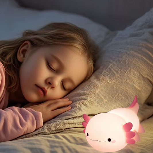 fillette amuse avec veilleuse bebe
