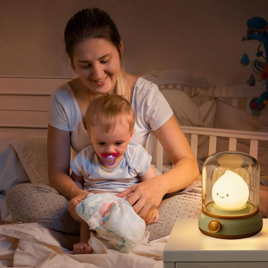 maman bebe explorent veilleuse bebe posee sur table